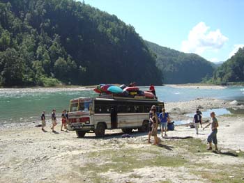 Sunshine, mountains and warm water - kayaking in Nepal!